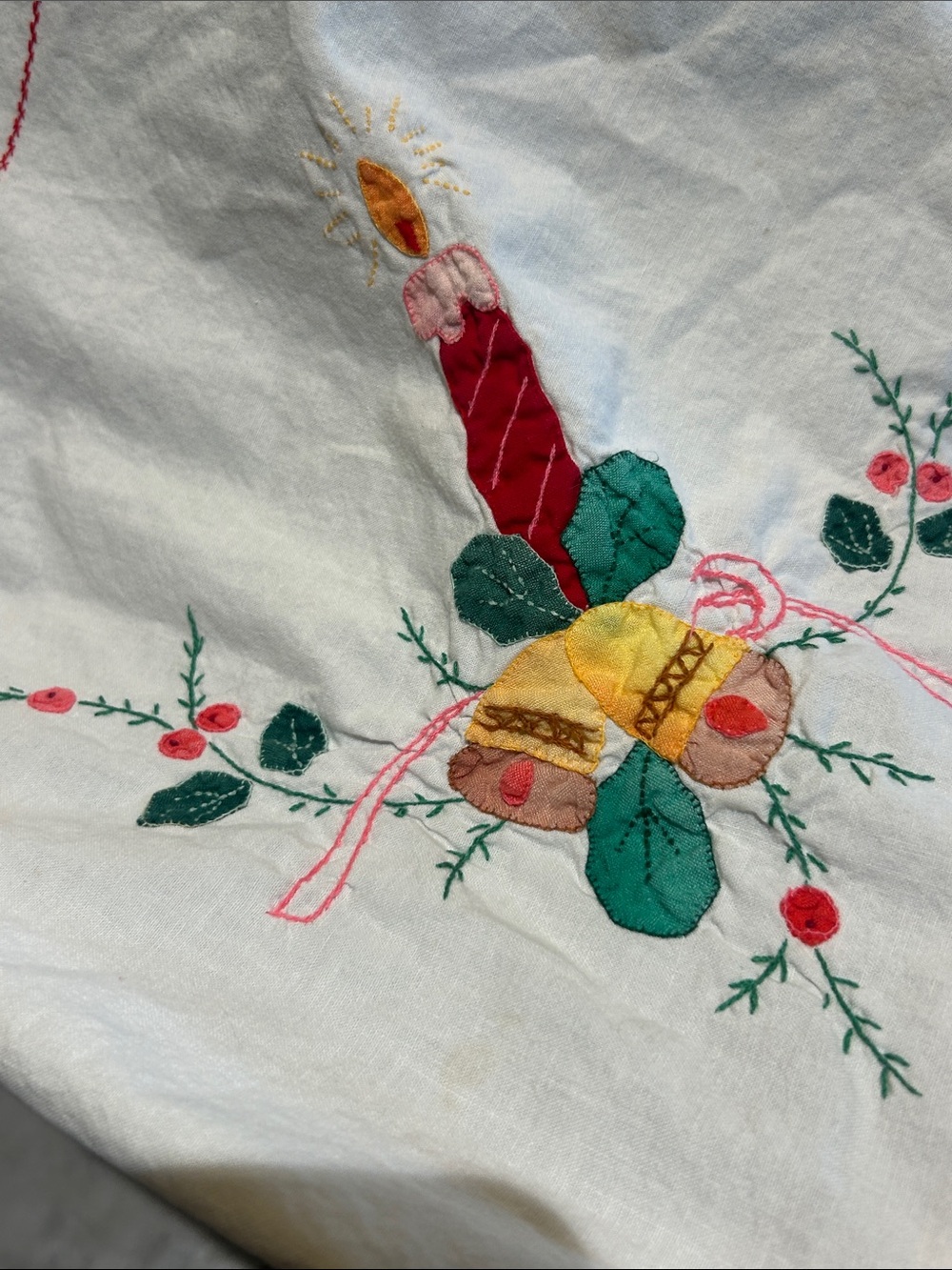 Vintage White Tablecloth with Red and Green Embroidered Wreath Motifs - Picture 6 of 14